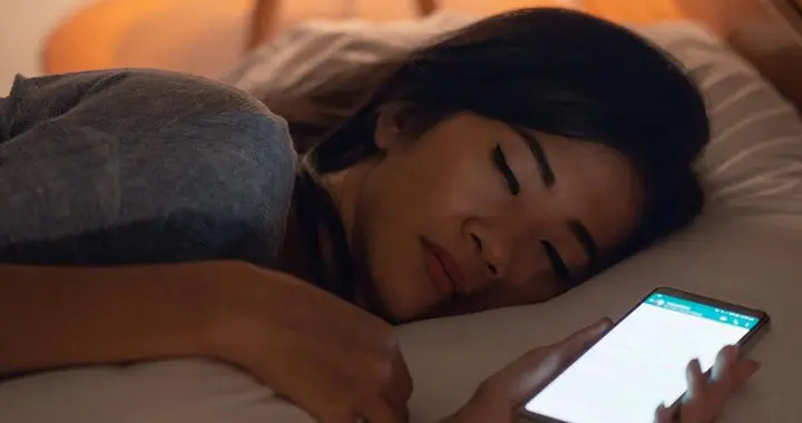 手机放床头会致癌？央视实验显示：这样放手机，辐射能降低10倍！