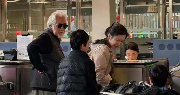 张纪中一家现身机场，杜星霖不修边幅变化大，发无名火怒嗔大儿子
