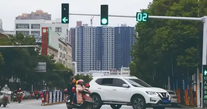 路口倒计时“下岗”了?别慌，记住这句口诀，不扣分不抢行