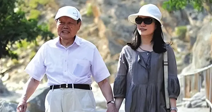 耕掘物理一生杨振宁，没想到竟还写得一手漂亮的欧楷，真令人意外