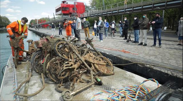 真敢游？塞纳河结束百年禁水期，上千人跳进“巴黎厕所”游泳