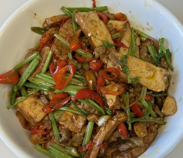 芹菜炒香干怎么做更好吃？大厨教你两招，香干软嫩、芹菜脆爽