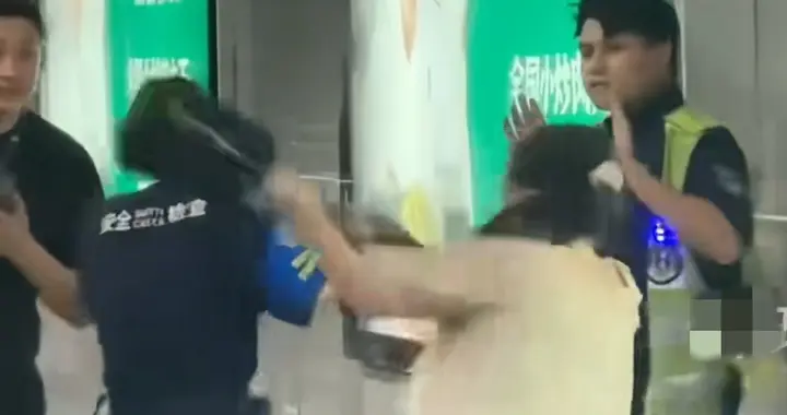 追悔莫及！广东女子地铁拒绝安检追打工作人员后续:拘留！