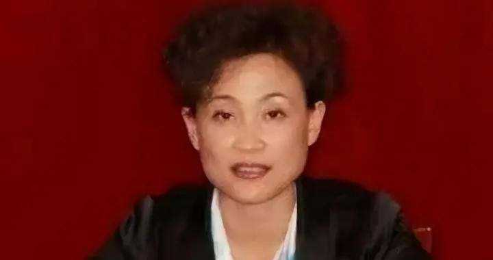 “嚣张美贪”贺雪梅：通奸被抓逼夫自尽，与现任相隔1月双双落马