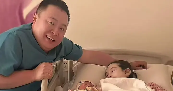 德云社阎鹤祥晒全家福，妻子首次露面，生完孩的祥嫂，年轻又漂亮