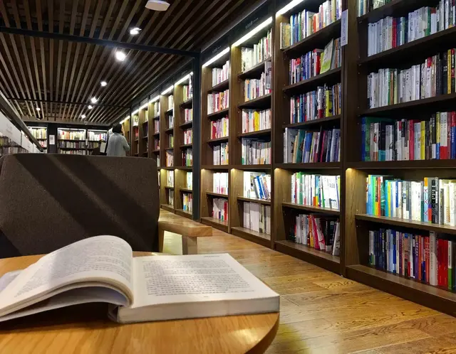 智慧与乐趣双修：中学生图书馆选书的黄金法则