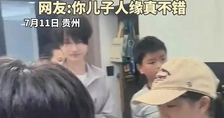 男孩请半个班级27人来家聚餐，妈妈做法是家庭教育范本