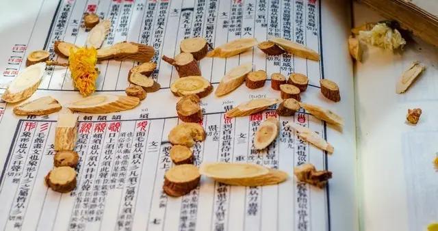身体频繁出油犯困、肚子软胖？5个信号提示痰湿堆积，一文说清