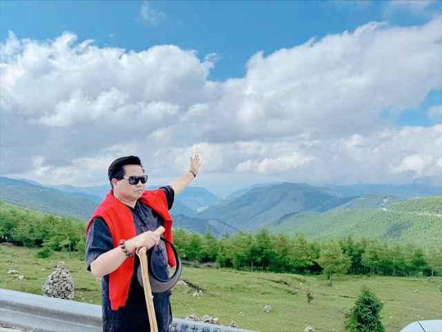 溪江画派创始人朱祖国山水画中的雄浑与灵韵