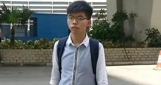 港独害人害己：黄之锋父亲贱卖房产举家飞国外，不会被世界原谅！