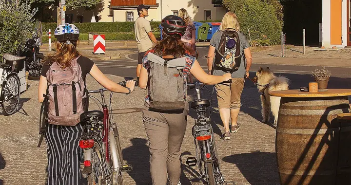 爸爸雨天接儿子放学没接到，还发视频感慨要放手，评论区热闹了
