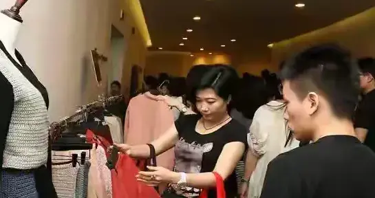 棉衣集体“塌房”？月薪3千与3万都在穿，内行人揭秘聚酯纤维猫腻