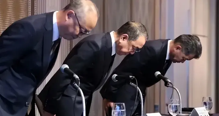 日本人集结道歉，中方已接到消息，高市被催下台，小泉也被点名了