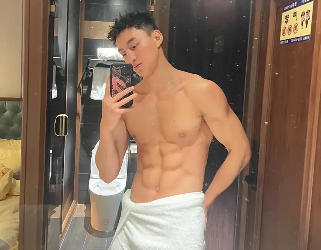 身高190的腹肌体育老师适合开什么样的智能电动车呢