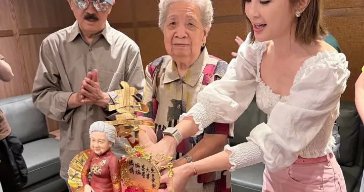 蔡卓妍阿Sa为98岁奶奶庆祝生日，爸爸罕见露面，祖孙三代长得好像