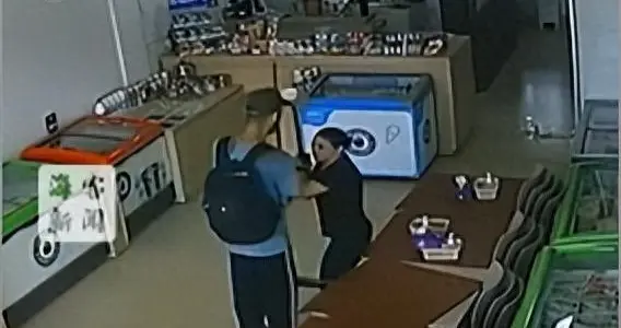 巴西一男子持刀将女店员拖进卫生间欲性侵，女子奋起反抗反杀男子，警方初步...