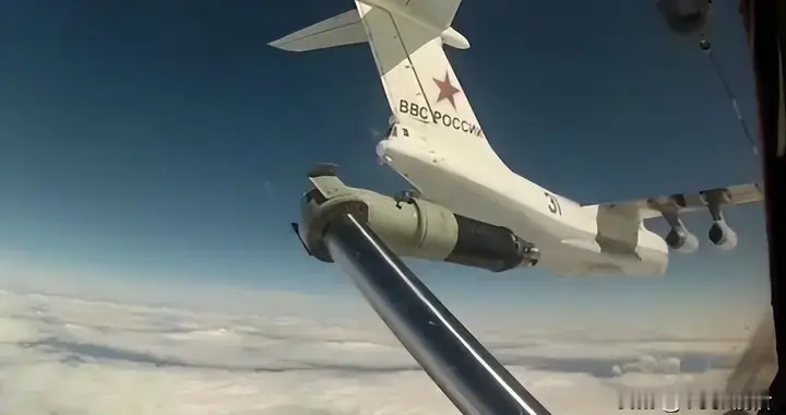 生死6秒！歼-8D险撞轰油-6，软管断裂缠机身，飞行员极限拉杆逃生