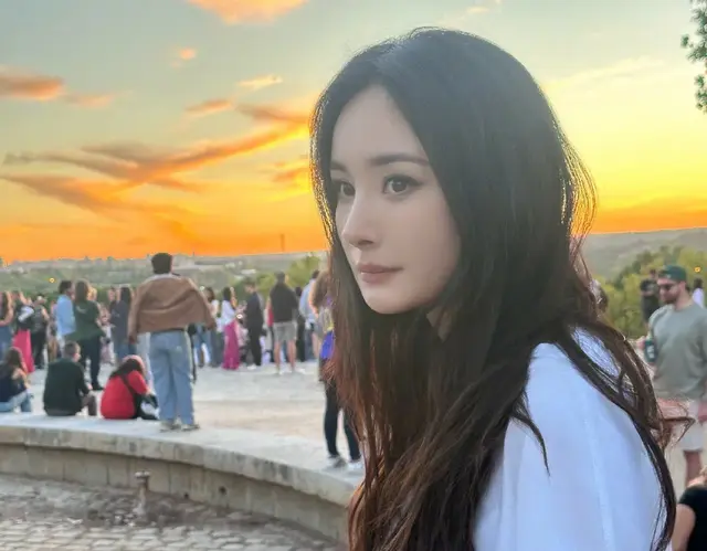 尴尬上热搜，深陷恋情漩涡…近期85花现状大相径庭，太离谱