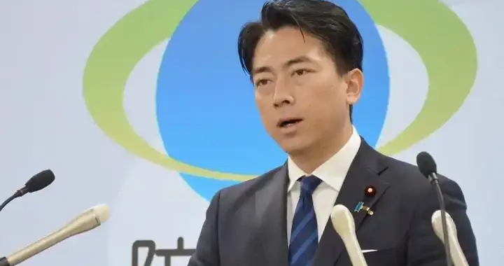 小泉进次郎刚签白皮书，解放军战机就出现在台海，教他认红线