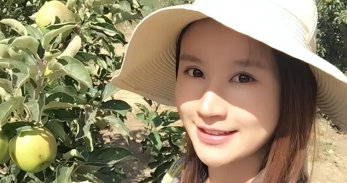 她曾是上海著名主持，和富商离婚后沦落当网红，38岁独自带娃生活