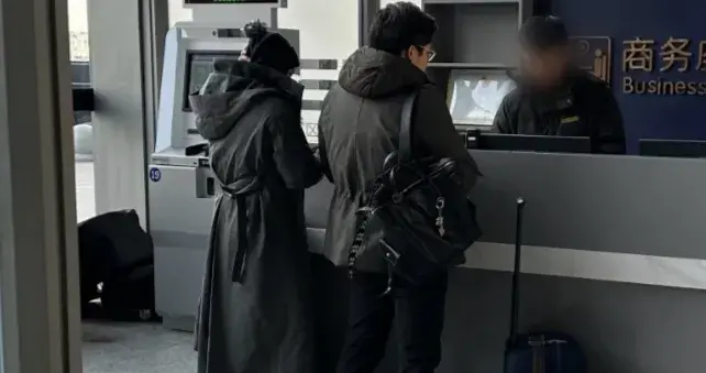 偶遇郭晶晶霍启刚结束工作出行，夫妇二人穿黑色情侣装，时髦有范