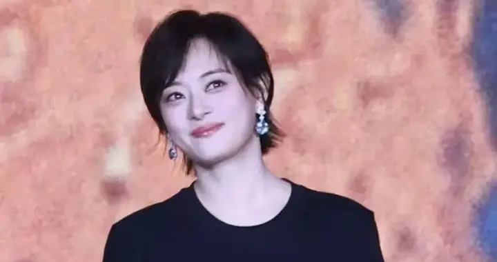 44岁孙俪现身路演，微卷短发温婉舒展，自然好状态尽显魅力