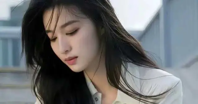 暗调氛围里的精灵，王楚然美得超脱