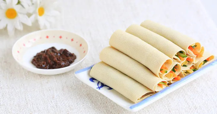 充满田园清新的家常小食 | 千张蔬菜卷蘸酱