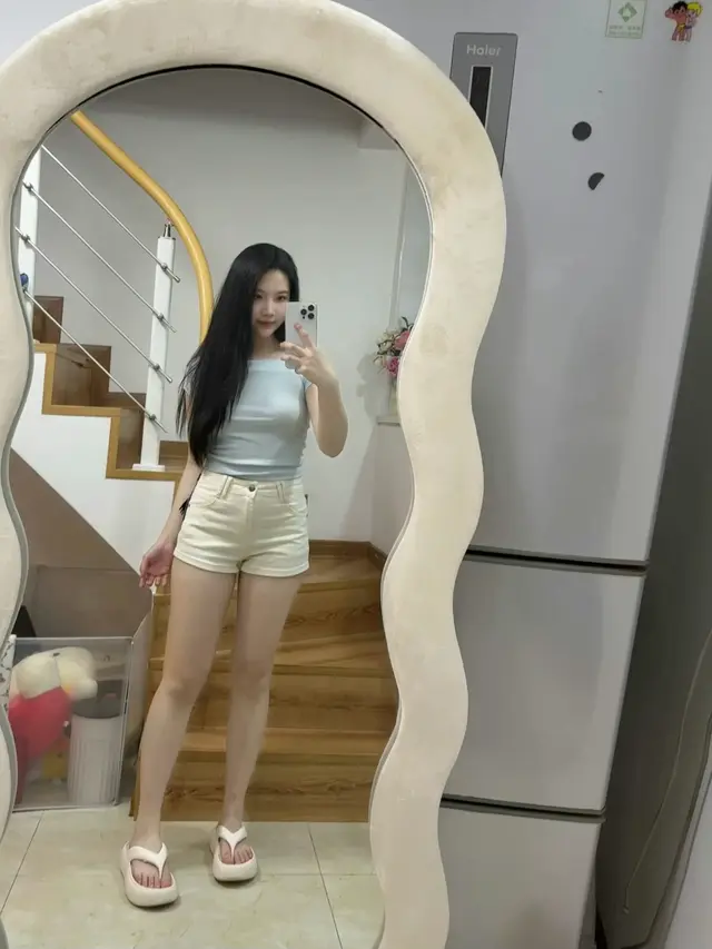 少女的梦里，有大海，有日落，有蝉鸣不止的盛夏