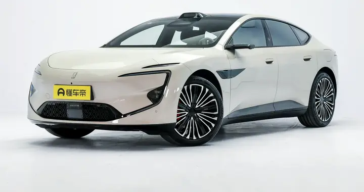 又添新丁丨新阿维塔12：感知升级，驾控无忧，安全可靠，适合家用