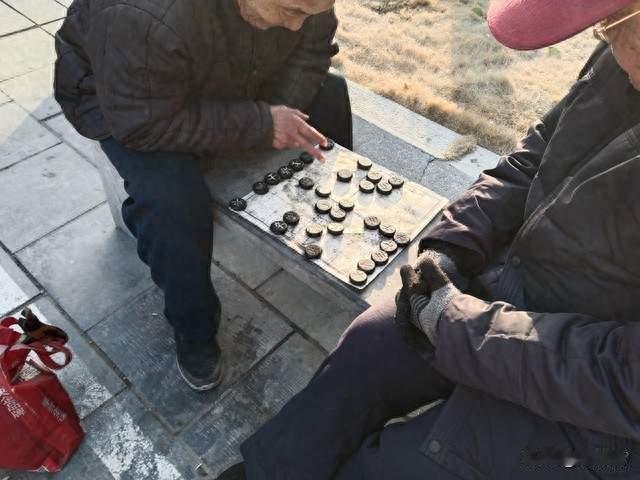 大爷把财产赠邻居，哥哥妹妹傻眼了
