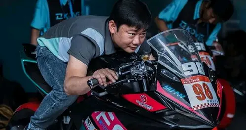 从过街老鼠到世界冠军：中国三缸机车的破局之路