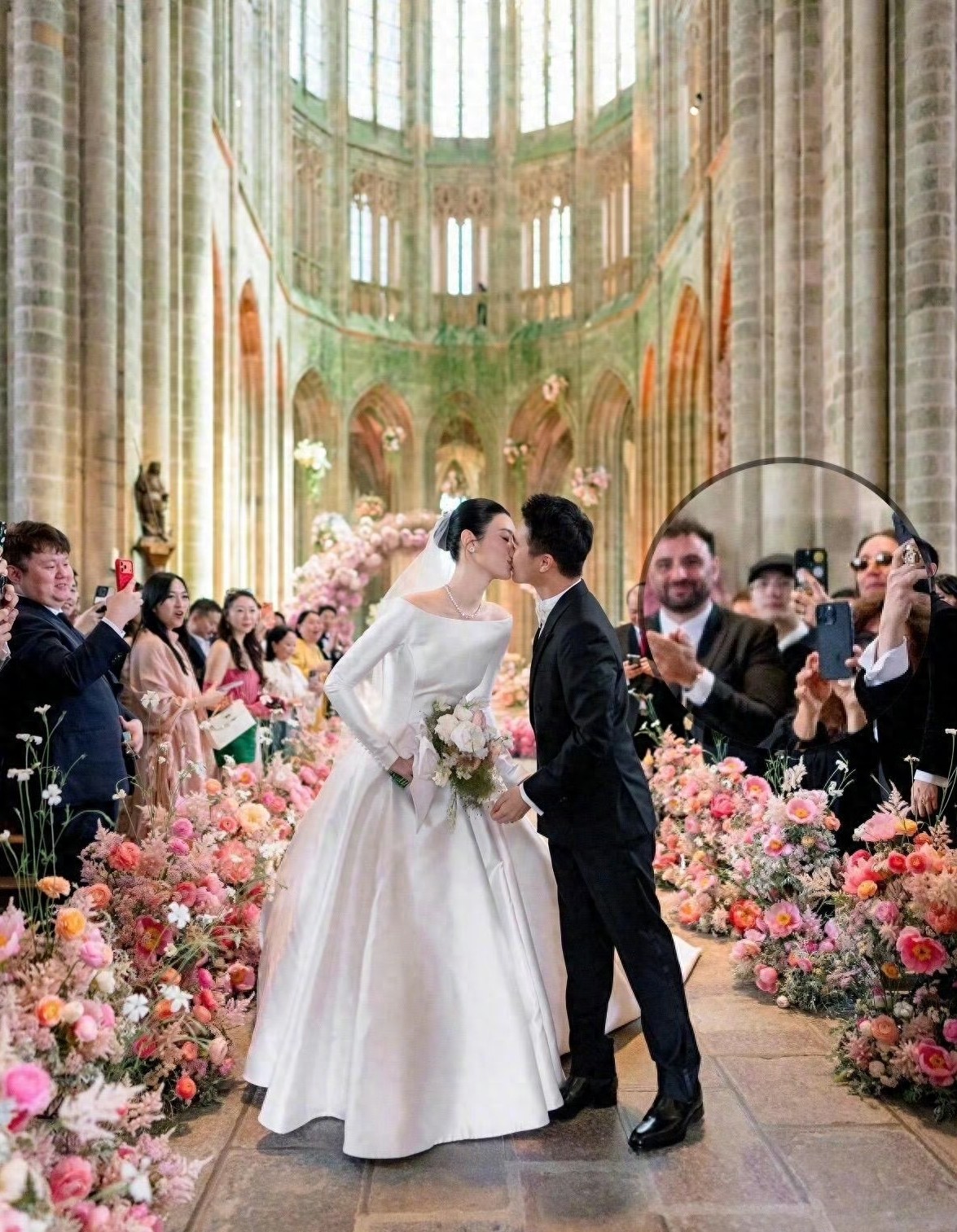 王嘉尔更新婚礼现场照片，陈学冬伤后现身送嫁，兄弟姐妹好多人