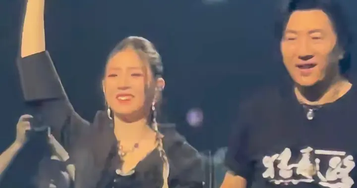 郑钧演唱会女儿为他和声，长得漂亮台风像爸爸，26岁改新名曝光