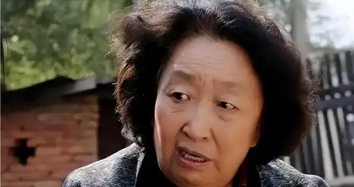原来她们是彭玉的女儿，一个嫁给知名演员，一个却嫁水果摊贩