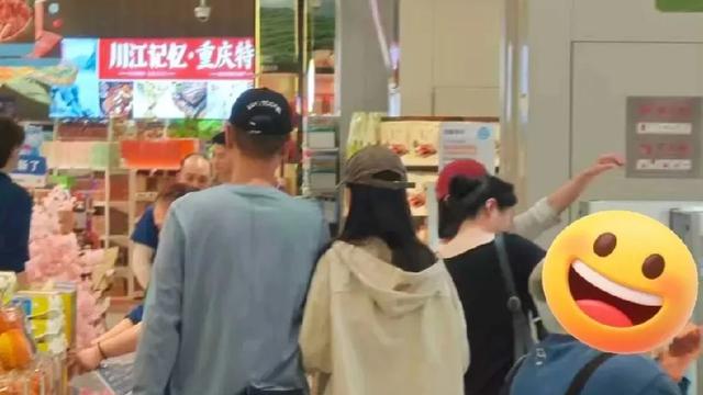 楠嘉说娱：任重和老婆孙骁骁，现身重庆一间