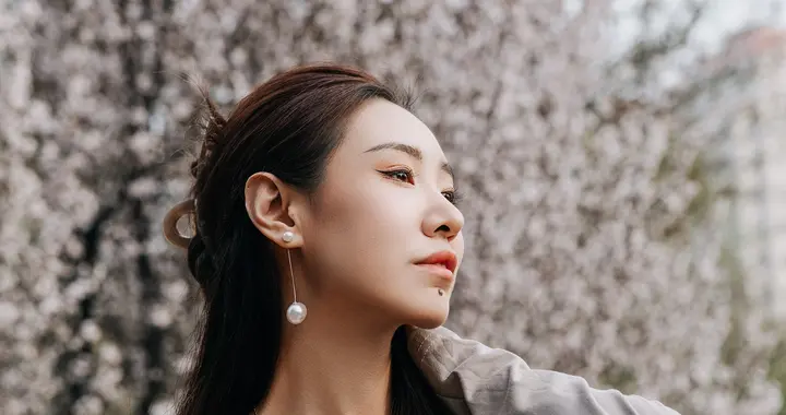 以繁花为裳，以锦绣为妆，她笑语嫣然，自成一道风景。‌