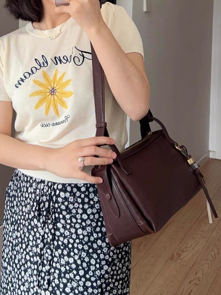 独特别致超好看冰丝针织短款正肩女上衣设计