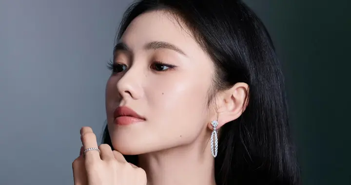 刘浩存抹胸黑裙造型，高级大气