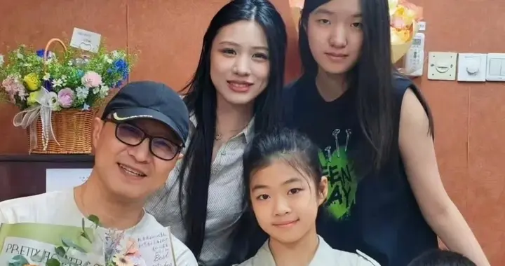 汪峰晒四个子女大合照，一起陪伴醒醒参加钢琴演出，画面和谐温馨