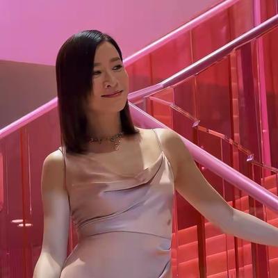 静音模式：51岁佘诗曼在上海出席品牌直播