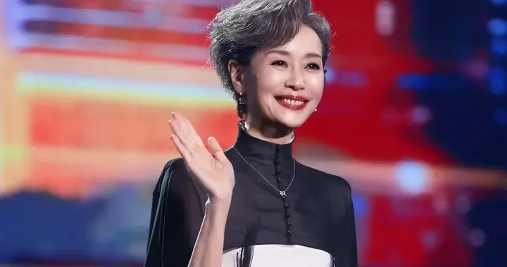 当62岁叶童“撞上”穿黑丝的张凯丽，才懂穿着得体的含金量有多高