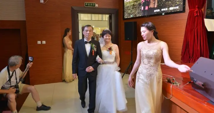 晚年相遇图的不是风花雪月老年人需要的是有人记得你吃药的时间