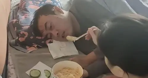 山东女子离婚后重返瘫痪前夫家：不为复婚，只为孩子有爸爸叫