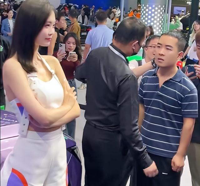 网红条纹哥遭全网封杀，在车展现场被参展商赶走，行为太低俗！
