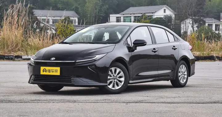 丰田新款轿车，标配L2级驾驶，油耗低至4.13L，家用代步挺适合！