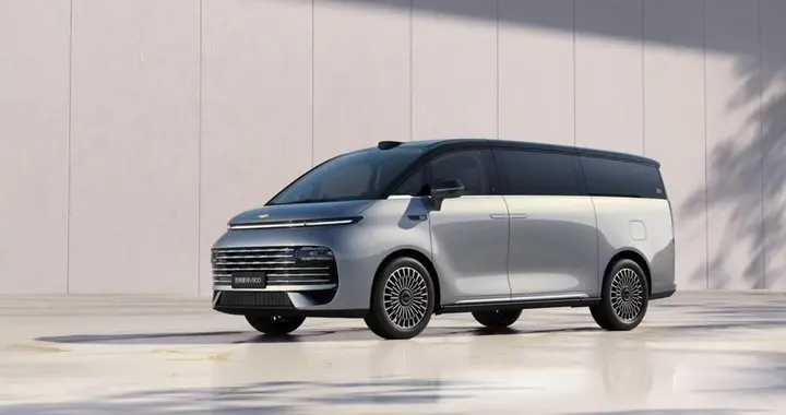 全新标识尽显尊崇 超级AI增程吉利银河 V900首秀