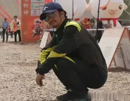 51岁吴京仅睡3个小时，车抛锚致比赛迟到，胡子拉碴满脸沮丧