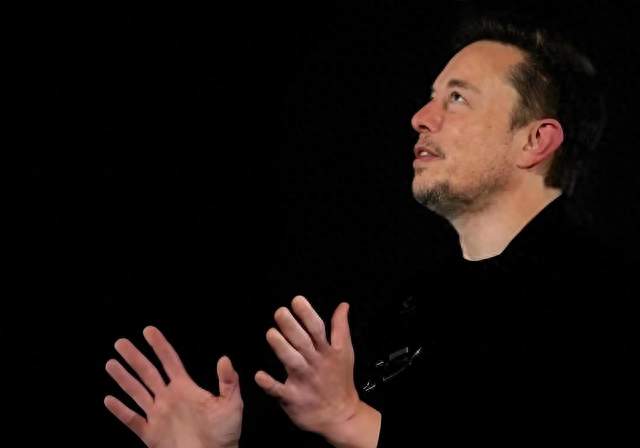 马斯克彻底点醒！美国死磕芯片白忙活，中国换道超车赢麻了