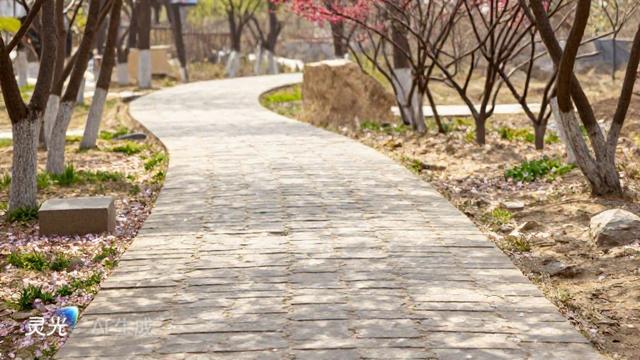 未言近：春日的风，是带着颜色的。它从山那